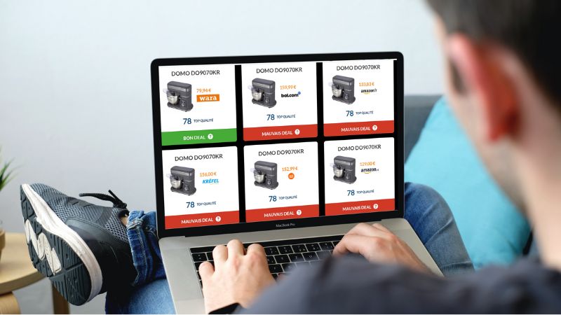 Un homme consulte Un bon deal pour trouver les meilleures offres